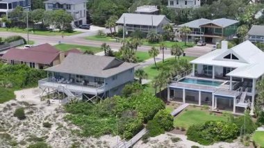 Güney Florida 'daki lüks konutların ve lüks villaların havadan görünüşü..