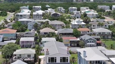 Evleri olan küçük bir kasabanın havadan görünüşü