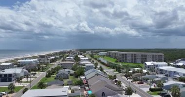 Florida sahilinin kumlu bir sahilde beyaz bir evi olan güzel bir hava manzarasının drone görüntüsü.