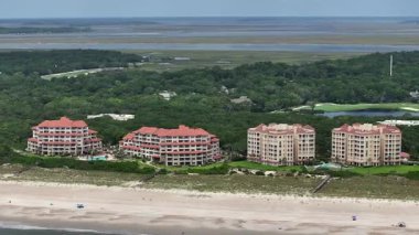 Okyanusun yukarısından kumsal manzarası