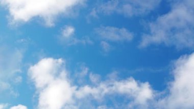 Mavi gökyüzünde süzülen beyaz bulutlar. Yüksek kalite 4k görüntü