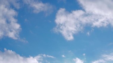 Mavi gökyüzünde süzülen beyaz bulutlar, gökyüzünde bulutları taşıyan rüzgarlar. Yüksek kalite 4k görüntü