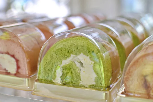 Süngerli kek dilimleri izole edilmiş, plastik ambalajda reçelli kekler..