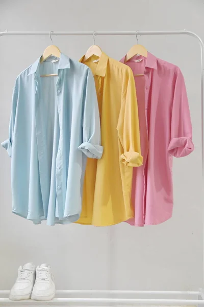 Alışveriş konsepti - süslü bir mağazada renkli kıyafetler.