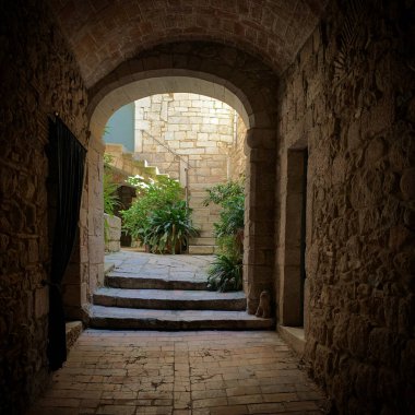 Eski Girona, Katalonya, İspanya 'daki tarihi avluya giriş, Eylül 2019