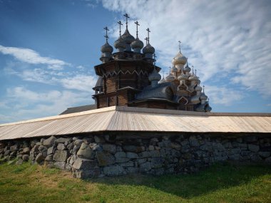 Kizhi Pogost 'u çevreleyen Başkalaşım Kilisesi ve Şefaat Kilisesi, Karelia, Rusya, Haziran 2019