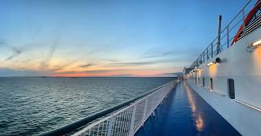 2019 Ağustos 'unda Tallinn, Estonya' ya giden feribottan Finlandiya Körfezi 'nde gün batımı