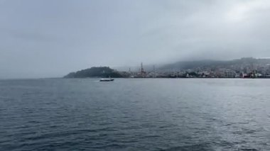 Şehrin üzerindeki bulutlar Vigo, Galiçya, İspanya, Nisan 2023