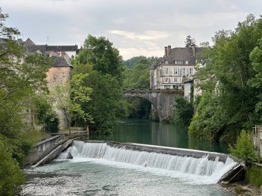 Oloron-Sainte-Marie, Nouvelle-Aquitaine, Fransa 'da Haziran 2023' te bir şelalesi olan d 'Aspe nehri verdi.