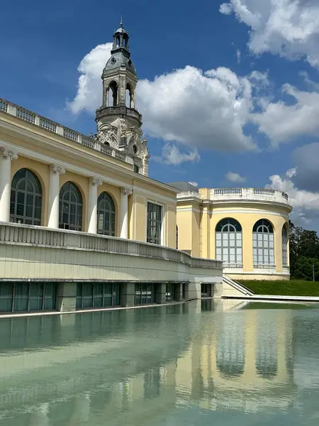 Palais Beaumont ve Miroir d 'eau, Pau, Yeni Aquitaine, Fransa, Haziran 2023