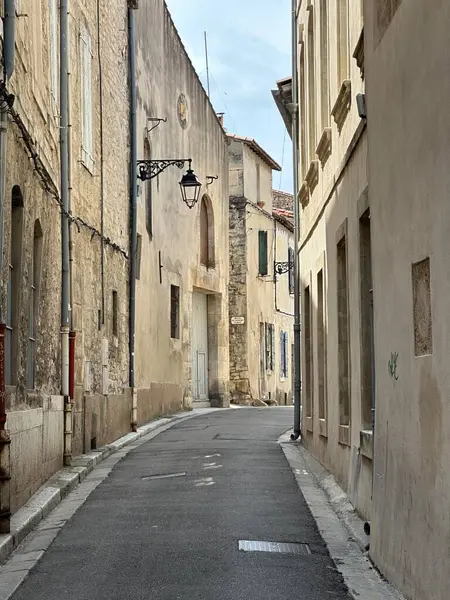 Eski Arles, Provence-Alpes-Cte d 'Azur, Fransa' daki taş evlerle dolu dar bir sokak, Haziran 2023