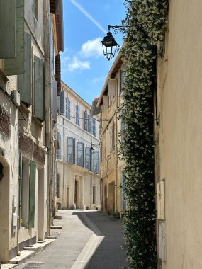 Arles, Provence-Alpes-Cte d 'Azur, Fransa' daki Dar Sokak, Haziran 2023