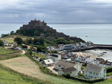 Atlantik Okyanusu 'na bakan tepedeki Mont Orgueil kalesi, Gorey, St. Martin, Jersey, Temmuz 2023