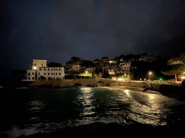 Plage du Bestouan plajı ve Cassis kasabası, Marsilya, Provence-Alpes-Cte d 'Azur, Fransa, Ekim 2023