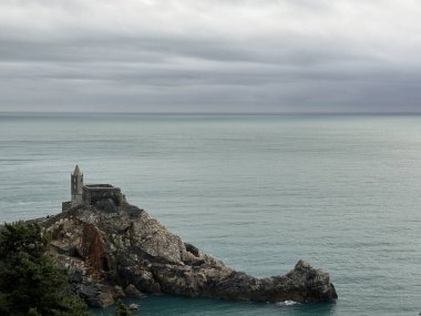 Portovenere, Le Grazie, Liguria, İtalya, Ekim 2023 'te Chiesa de San Pietro kilisesiyle Akdeniz kıyısı manzarası