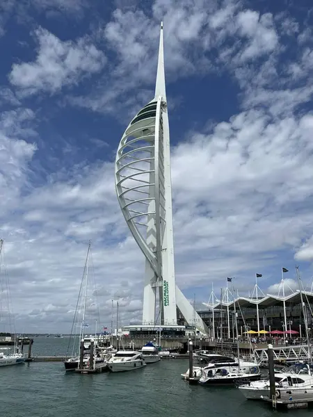 Gunwharf Quay Marina ve Spinnaker Tower ile Portsmouth limanının görüntüsü, Southsea, İngiltere, Birleşik Krallık, Temmuz 2023