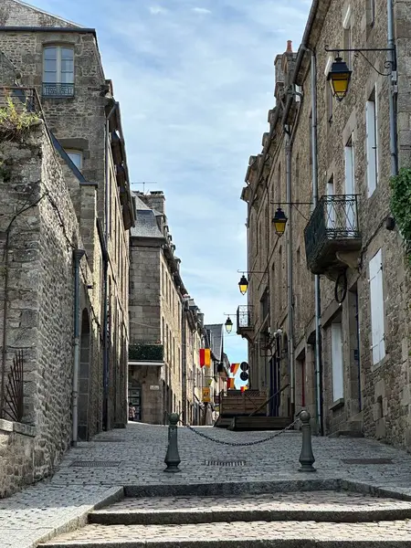 Dinan, Brittany, Fransa 'daki eski şehir manzarası, Temmuz 2023
