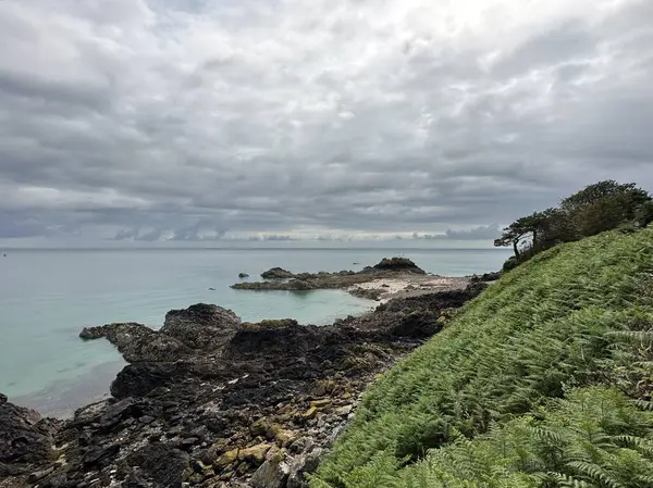Jeffrey 's Leap tepesinden St. Martin, Jersey yakınlarındaki Atlantik Okyanusu kıyısına, Temmuz 2023