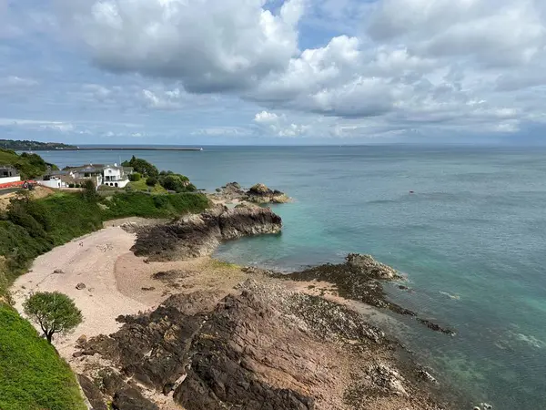 Atlantik Okyanusu 'nun güzel manzarası ve Gorey, St. Martin, Jersey' deki Petit Portelet körfezi, Temmuz 2023