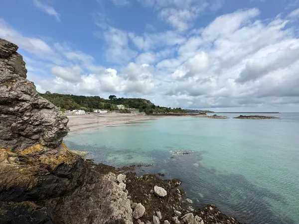 Atlantik Okyanusu manzarası, kayalık sahil ve St. Martin, Jersey 'deki Anne Limanı plajı, Temmuz 2023
