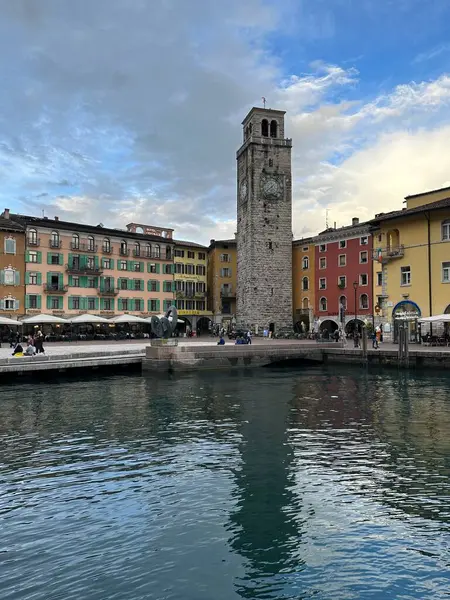 Kıyı kenti Riva del Garda ve Torre Apponale saat kulesi, Trentino, İtalya, Ekim 2023