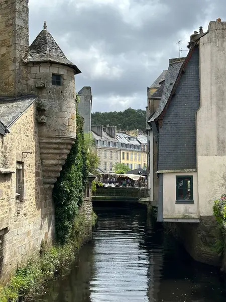 Quimper, Brittany, Fransa, Temmuz 2023 'te Steir nehri üzerindeki eski kasabanın manzarası.