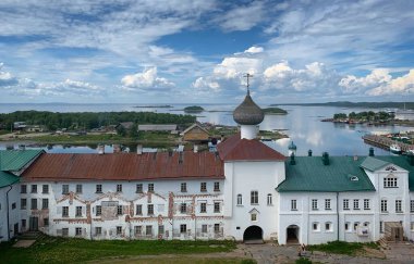 Solomon Manastırı 'nın Beyaz Deniz kıyısındaki binaları, Solovki, Rusya, Haziran 2019