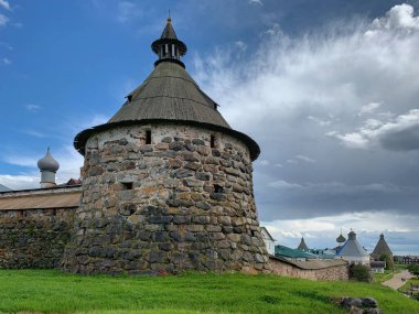 Savunma kulesi ve eski Solovetsky Manastırı duvarı, Solovki, Rusya, Haziran 2019