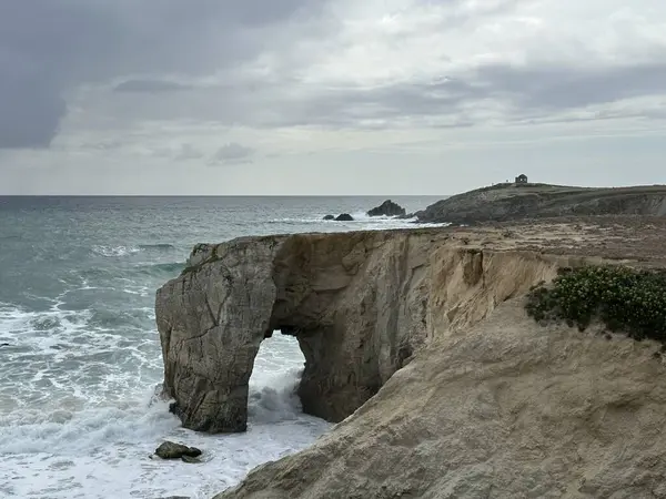 Quiberon yarımadası, Portivy, Lorient, Brittany, Fransa, Temmuz 2023 üzerinde Atlantik Okyanusu 'nda Arche de Port Blanc kemer kaya oluşumu