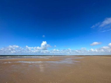 Ainsdale-on-Sea yakınlarındaki derin mavi gökyüzünün altında, İngiltere, Birleşik Krallık, Ağustos 2023