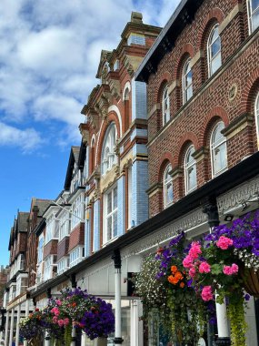 Southport, İngiltere, İngiltere 'deki Lord Caddesi' nde asılı çiçekli tarihi evler, Ağustos 2023