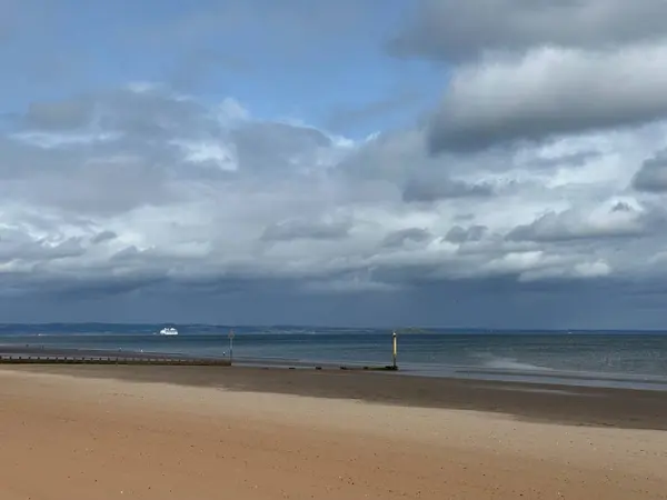 Portobello sahilinin ve Firth of Forth 'un üzerindeki bulutlar, Edinburgh, İskoçya, Birleşik Krallık, Ağustos 2023