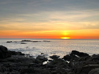 A Guarda, Galiçya, İspanya yakınlarındaki Atlantik Okyanusu 'nun kayalık kıyılarında gün batımı, Kasım 2023