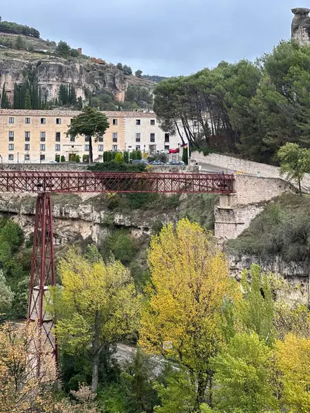 Cuenca 'daki Hucar Nehri üzerindeki Puente de San Pablo Köprüsü Kastilya-La Mancha, Kasım 2023