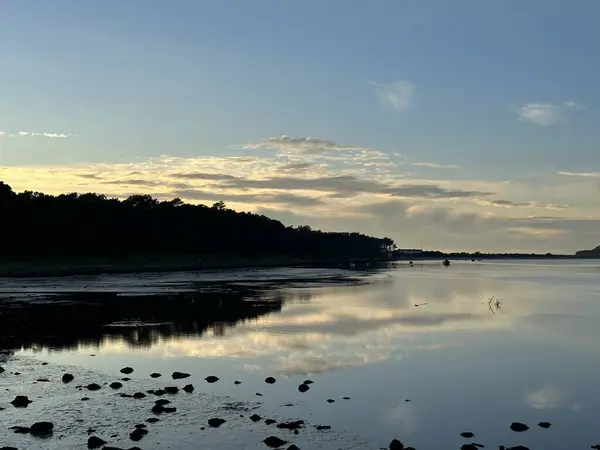 Akşamları Minho nehrinde alçak sular batarken Caminha, Viana do Castelo, Portekiz, Ocak 2024
