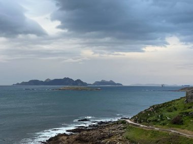 Baiona, Galiçya, İspanya 'daki Ces Adaları ile Monte Real yarımadasının Atlantik Okyanusu manzarası, Ocak 2024