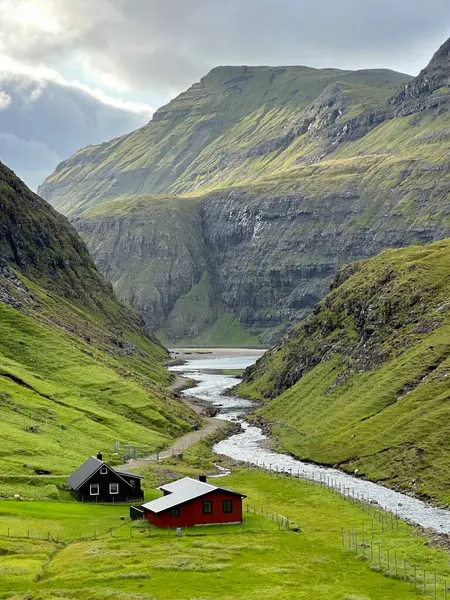 Gjgvar deresi, Faroe Adaları 'ndaki Streymoy Adası' ndaki Saksun dağ köyünden geçiyor, Ağustos 2023