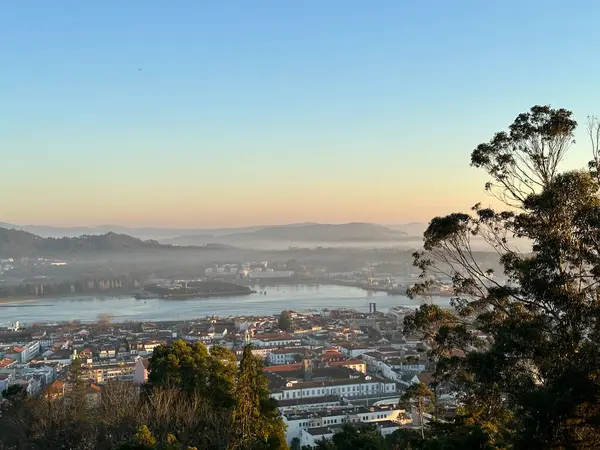 Viana do Castelo şehri ve Lima nehri Santa Luzia dağından günbatımında, Portekiz, Ocak 2024