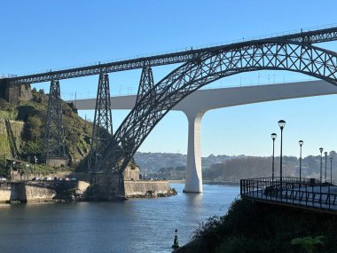 Douro, Vila Nova de Gaia, Porto, Portekiz üzerindeki eski ve yeni demiryolu köprüleri, Aralık 2023