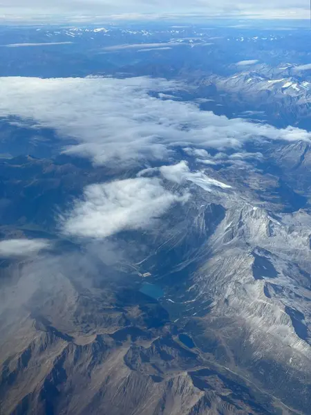 Avusturya Alpleri, Bezirk Lienz, Tyrol, Avusturya, Ekim 2023 'te göl manzaralı dağ manzarası