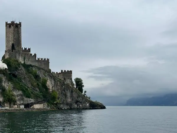 Castello Scaligero kalesi Garda Gölü kıyısında bir uçurum, Malcesine, Veneto, İtalya, Ekim 2023