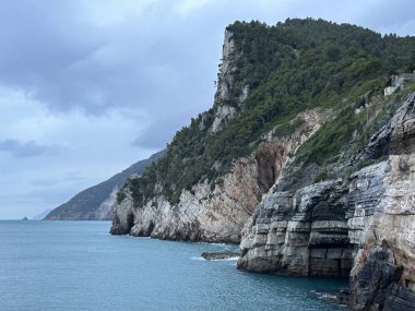 Akdeniz kıyısı manzarası ve Porto Venere, Liguria, İtalya yakınlarındaki uçurumlar, Ekim 2023