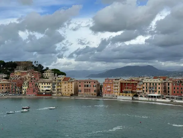 Baia del Silenzio kıyılarındaki tarihi şehir Sestri Levante ya da Sessizlik Körfezi, Liguria, İtalya, Ekim 2023