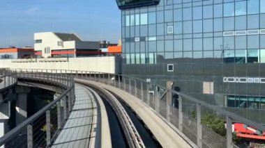 Frankfurt Havaalanı, Almanya 'da tren hareket halinde.