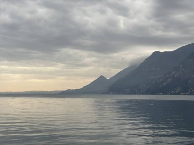 İtalyan Alpleri, Malcesine, Veneto, İtalya, Ekim 2023 'te Garda Gölü' nde bulutların üzerinde gün doğumu.