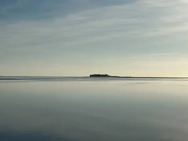 Günbatımında gökyüzünün altında Forte da Insua kalesi bulunan Santo Isidro adasının görüntüsü Minho Nehri, A Guarda Nehri, Galiçya, İspanya, Kasım 2023