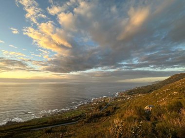 O Rosal, Galiçya, İspanya 'daki dağdan Atlantik Okyanusu kıyısında gün batımı, Aralık 2023