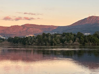 Günbatımının aydınlattığı dağlar, Eiras, O Rosal, Galiçya, İspanya yakınlarındaki Minho nehrinin sularına yansıdı.