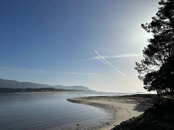Minho Nehri 'nin ağzındaki kumlu sahil manzarası, A Armona, A Guarda, Galiçya, İspanya, Şubat 2024