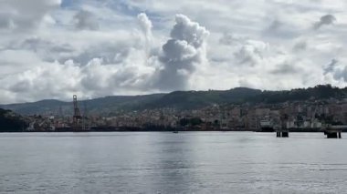 Vigo nehri, Vigo şehri ve yaklaşan Galiçya, İspanya, Nisan 2024 feribotundan çevresindeki dağların manzarası.